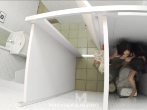 Trải nghiệm puplic em cave hàng ngon trong toa let công cộng cực sướng
